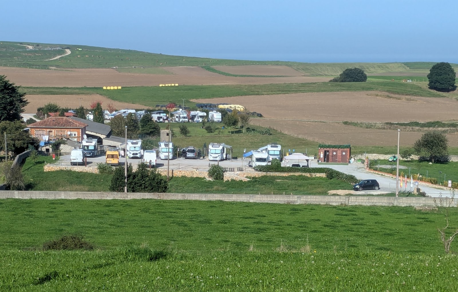 Área de Autocaravanas el Jardín de Cóbreces photo 8