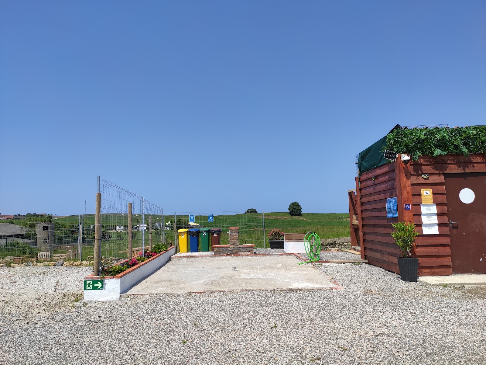 Área de Autocaravanas el Jardín de Cóbreces photo 5