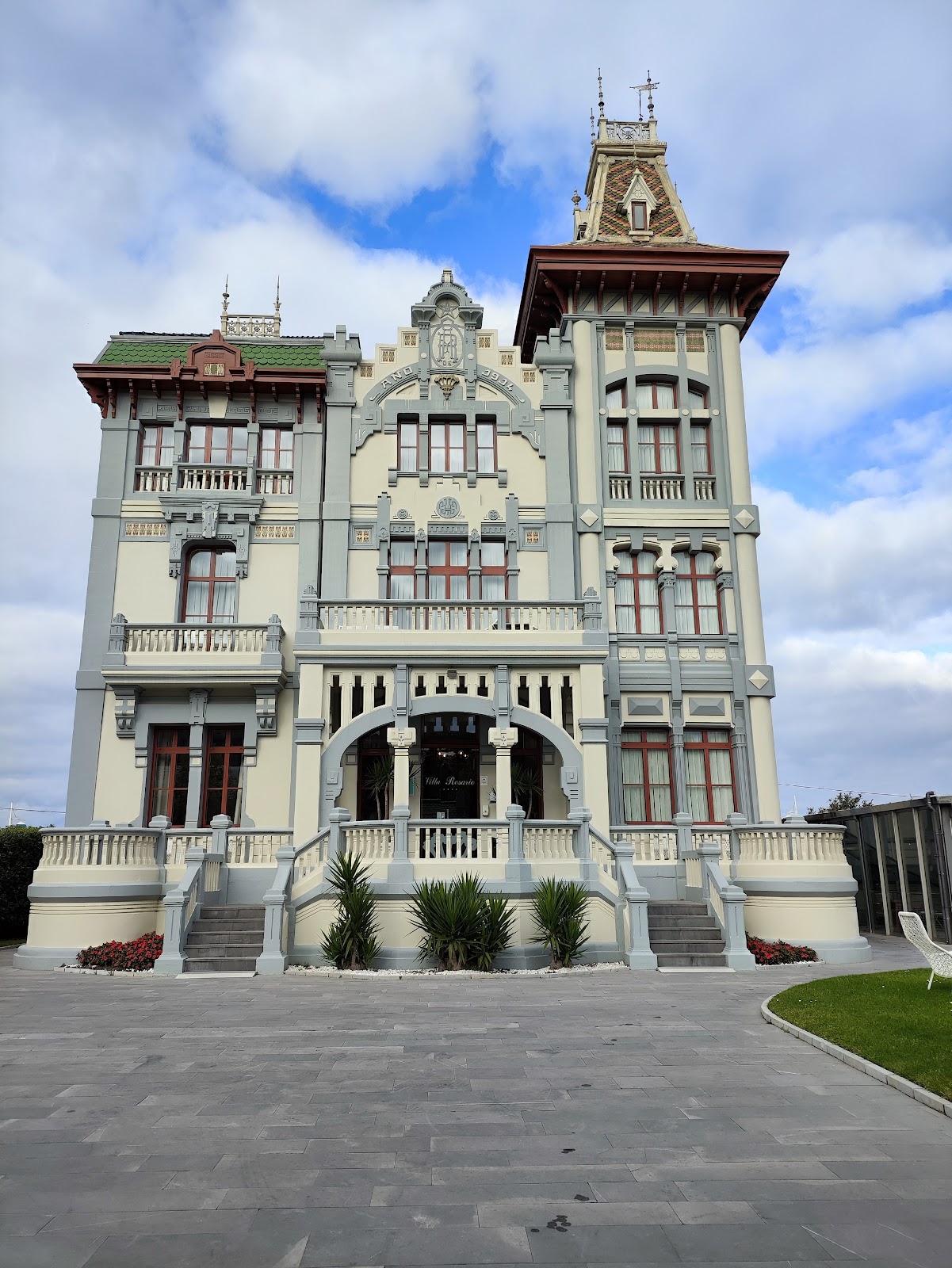 Hotel Villa Rosario II (edificio moderno)