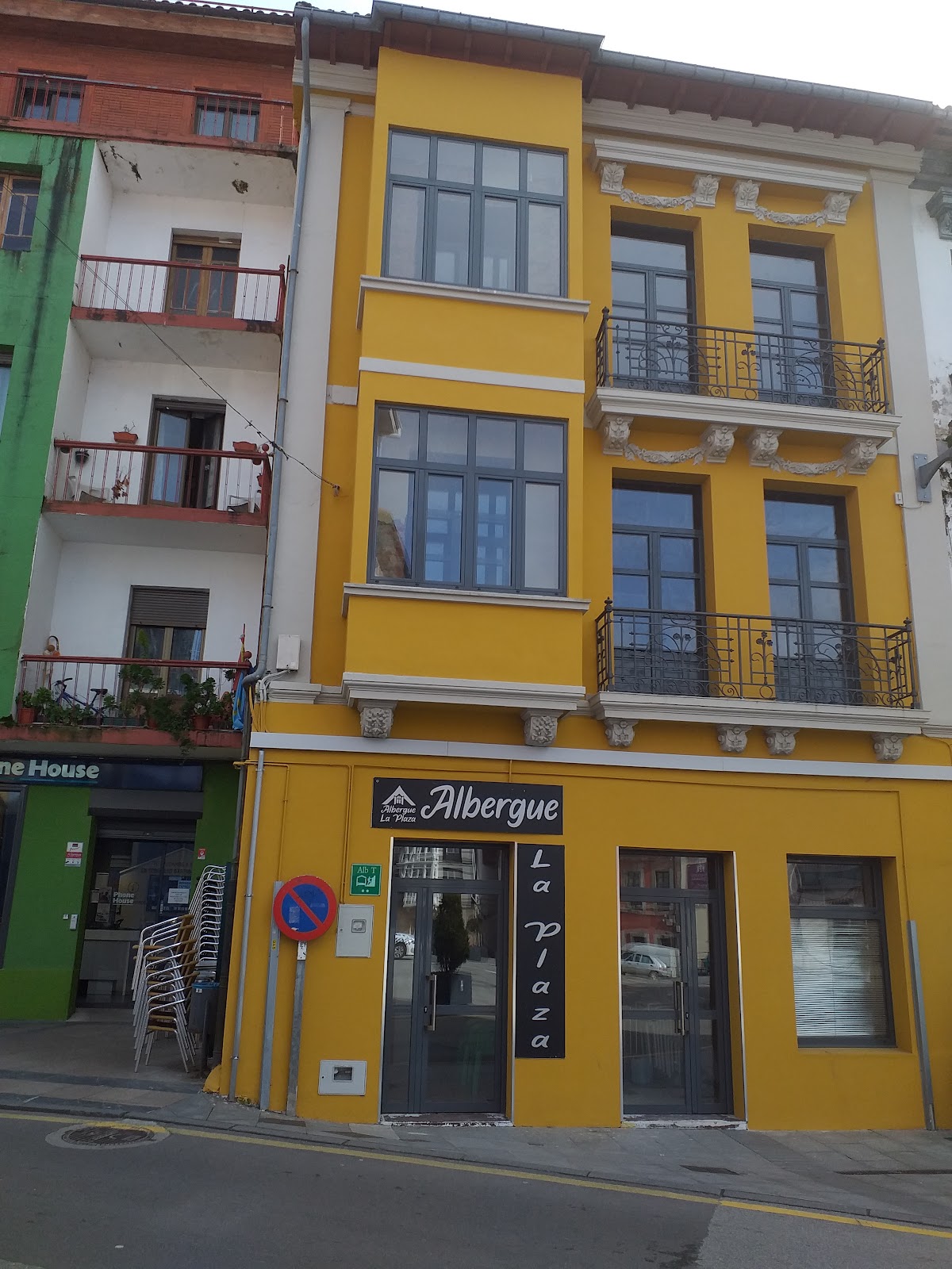 Albergue de peregrinos La Plaza, albergue accommodation in Tineo on the Camino Primitivo