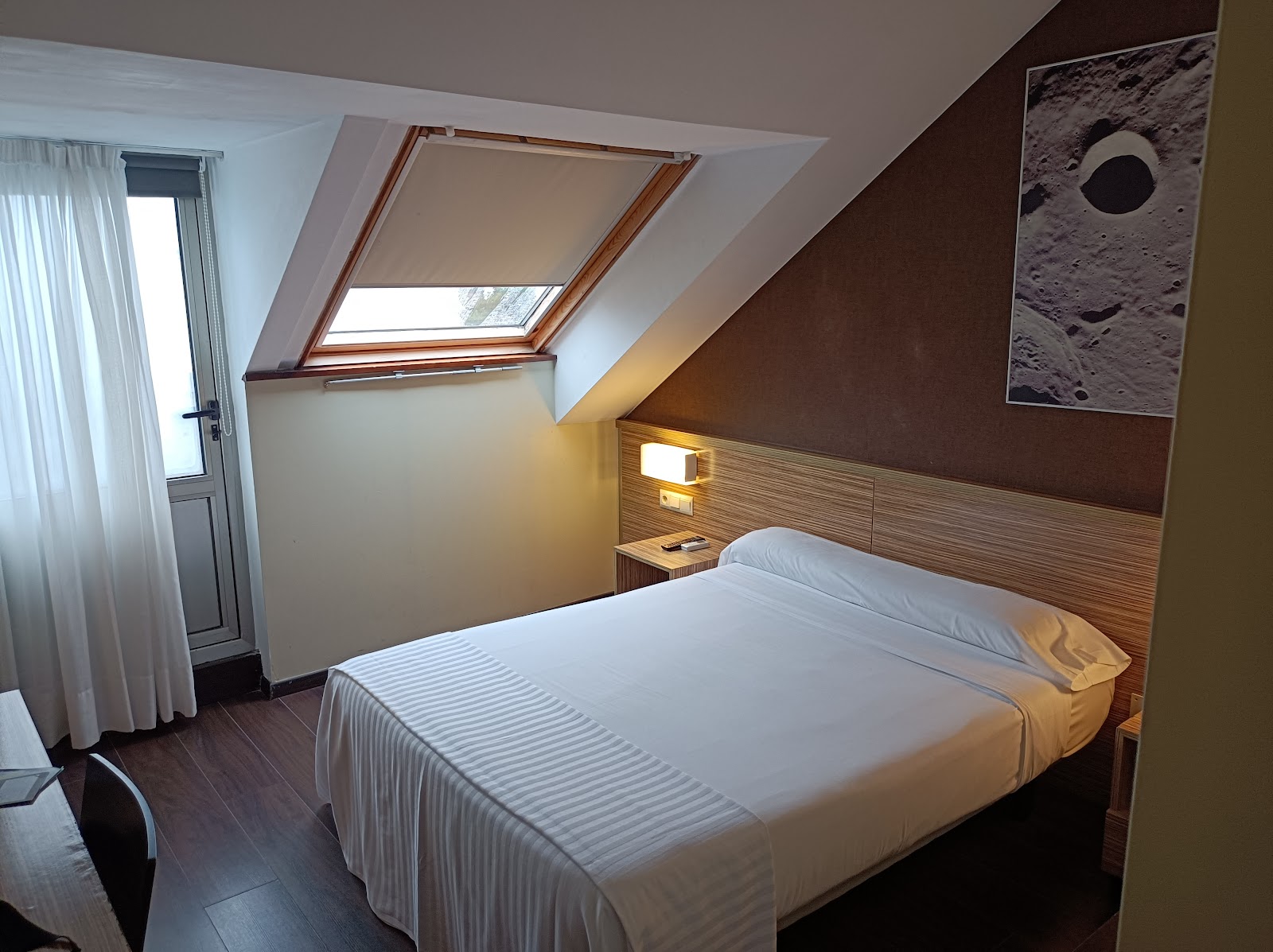 Moon photo 2, hotel accommodation in A Coruña on the Camino Inglés